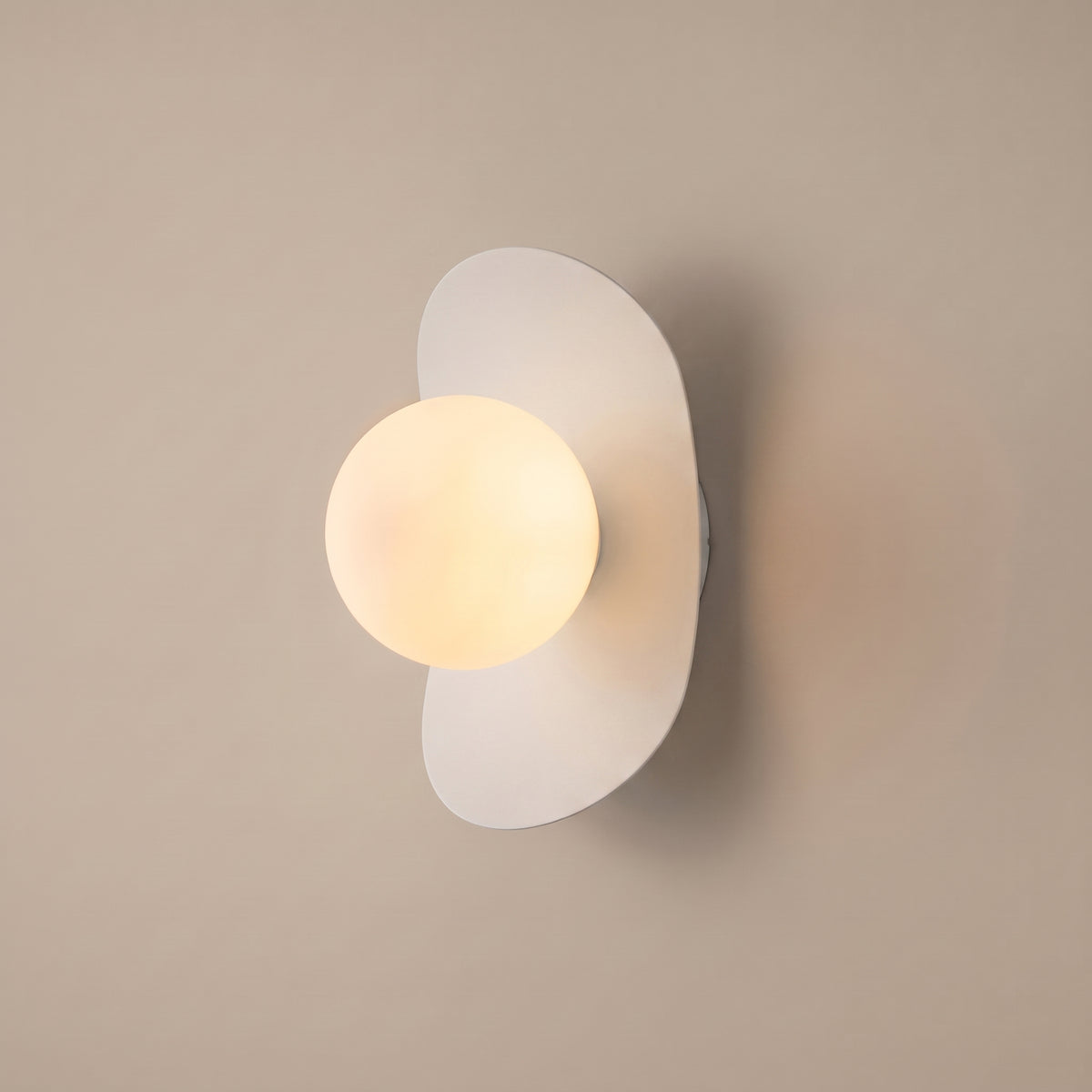 Galet opal globe pebble wall sconce - White