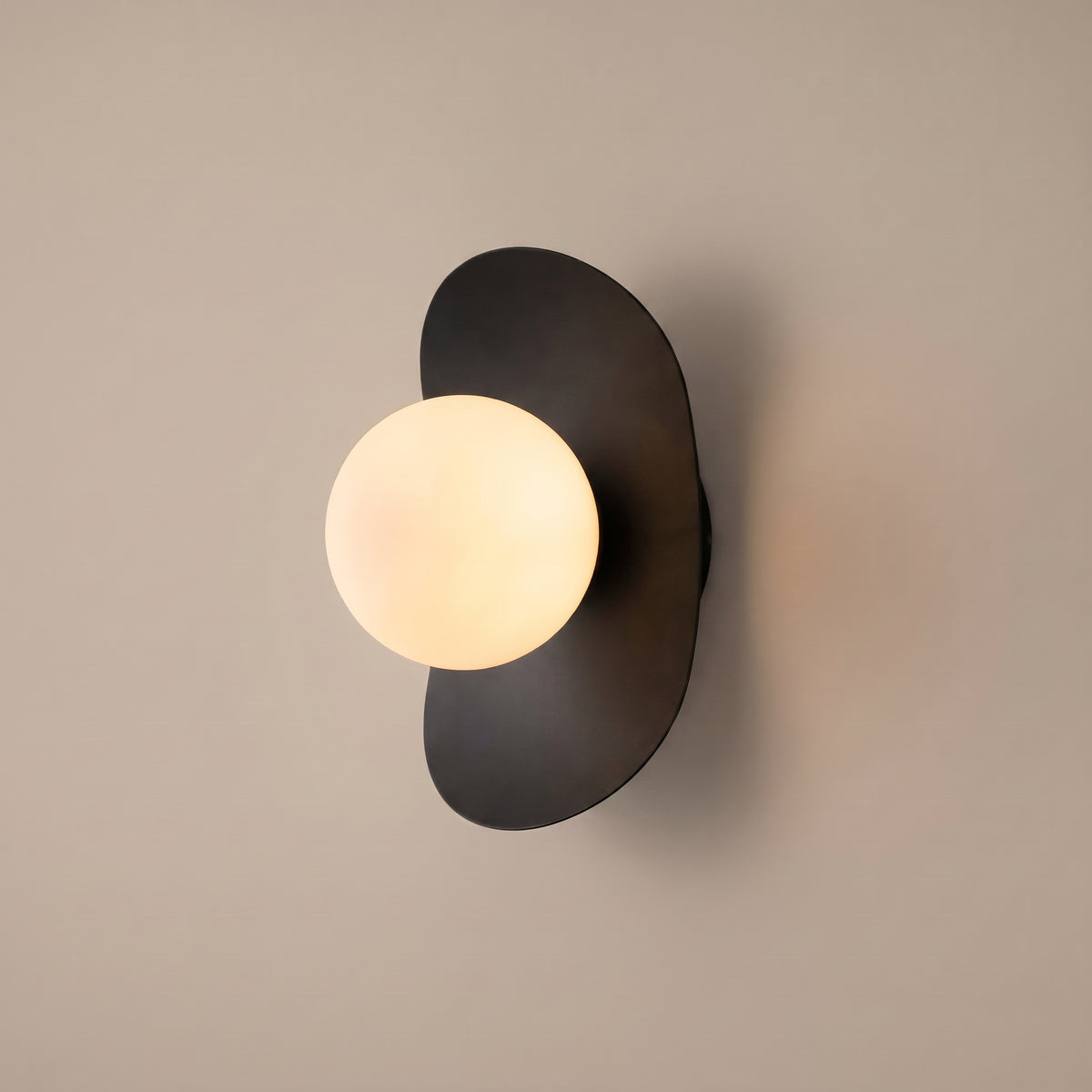 Galet opal globe pebble wall sconce - Black