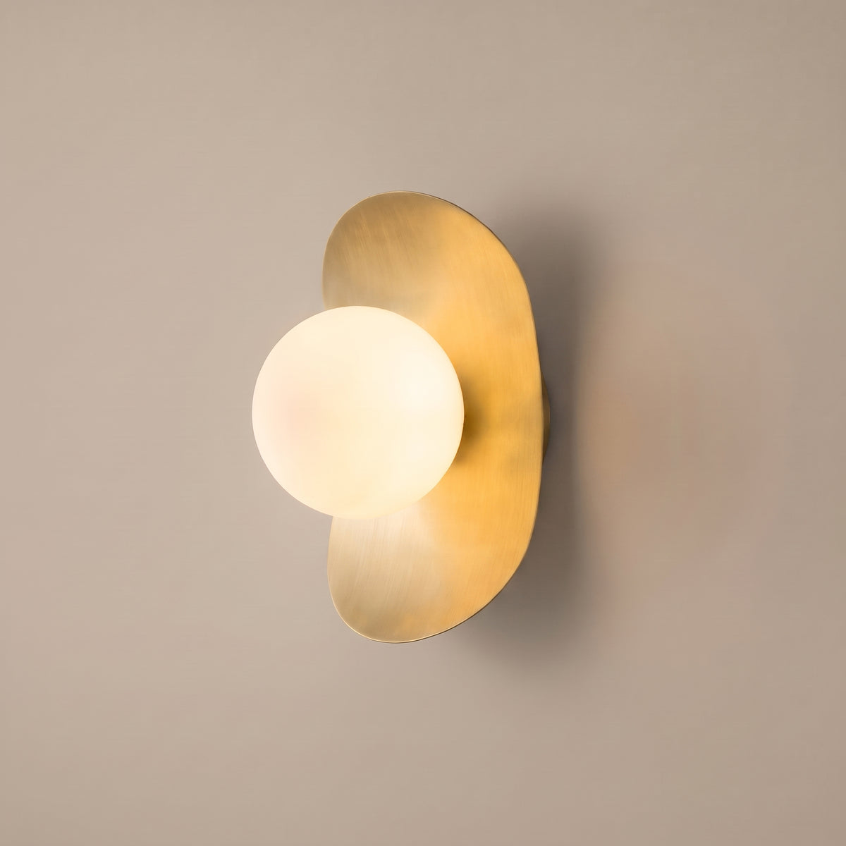 Galet opal globe pebble wall sconce - Brass